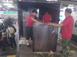 貨車正在卸物品